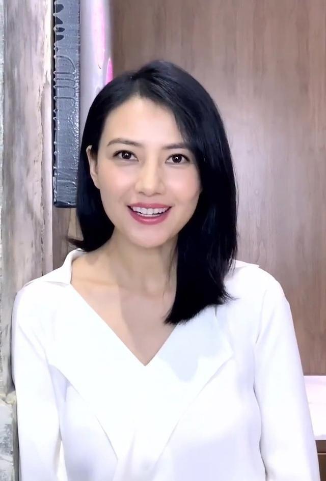 高圆圆最新动态，优雅依旧，事业焕发新光彩