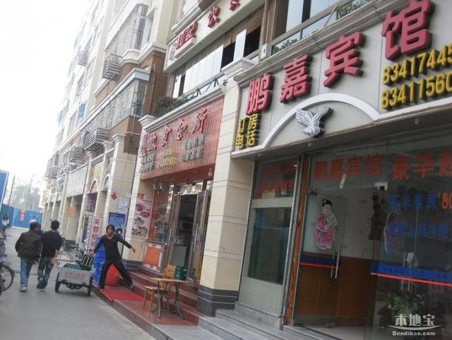 探秘小巷深处的特色小店与最新房贷利率，解锁财富梦想！
