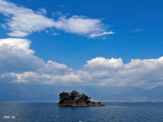 时尚潮流与自然美景的探险之旅