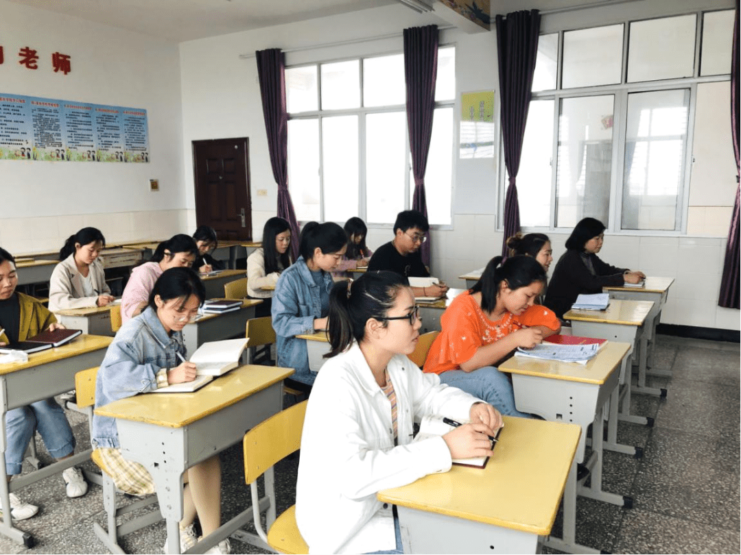恐怖女主播，蜕变、学习与自信的力量，最新章节全解析