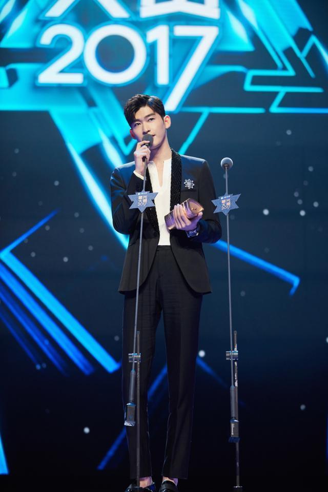 杨幂唐嫣，星光熠熠的蜕变与励志自信的力量